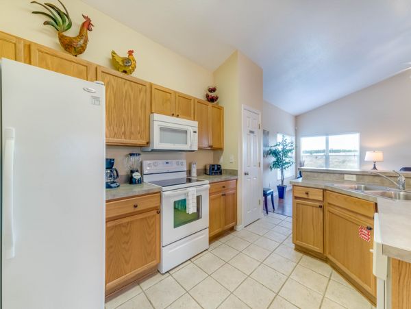 Four Bedroom Family Home with Caged Pool in Davenport