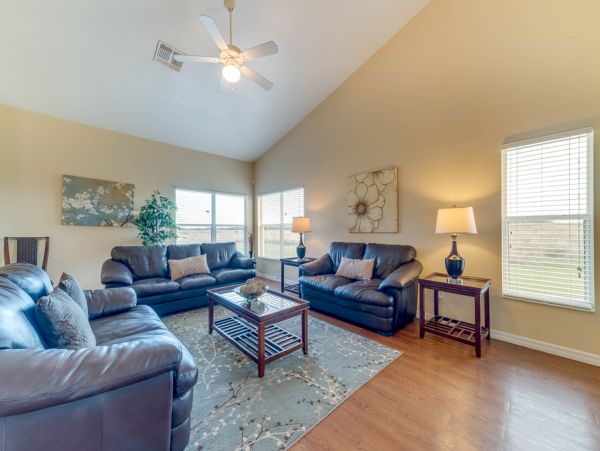 Four Bedroom Family Home with Caged Pool in Davenport