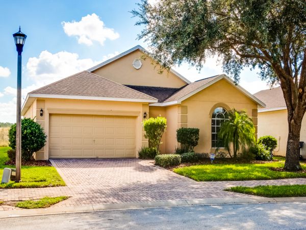 Four Bedroom Family Home with Caged Pool in Davenport