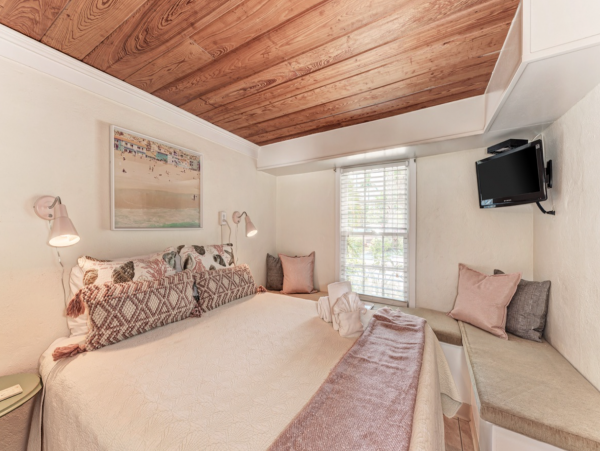 Beachfront Holmes Beach Vacation Home Sleeps 12 Guests