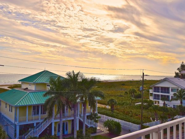 Partial Views Siesta Key Vacation Condo Sleeps 11 Guests