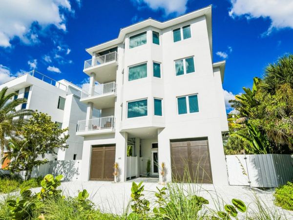 Partial Views Siesta Key Vacation Condo Sleeps 11 Guests