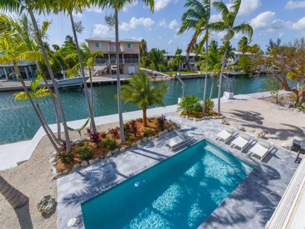3 Bedroom Canal Front Home With Pool In Lower Sugarloaf Key