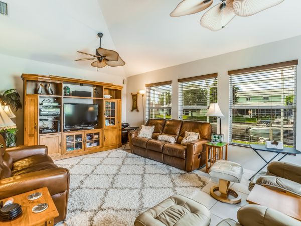 Canal front Pet friendly Drive to beach home in Cape Coral