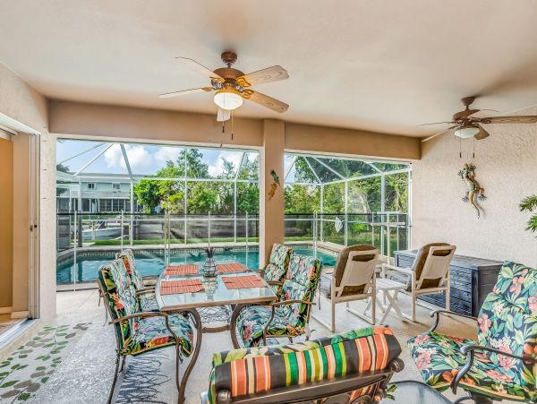 Canal front Pet friendly Drive to beach home in Cape Coral