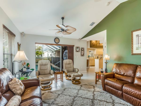 Canal front Pet friendly Drive to beach home in Cape Coral