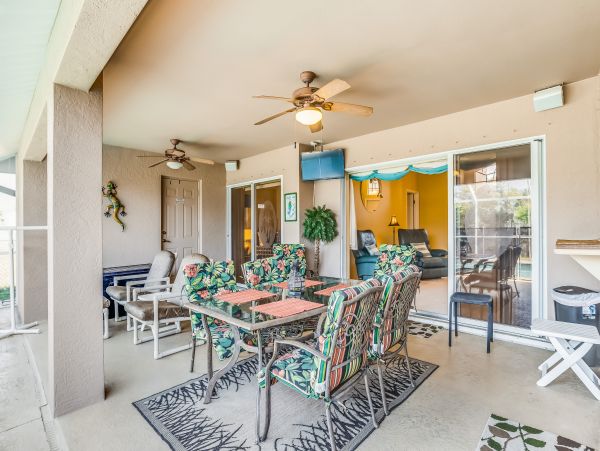 Canal front Pet friendly Drive to beach home in Cape Coral