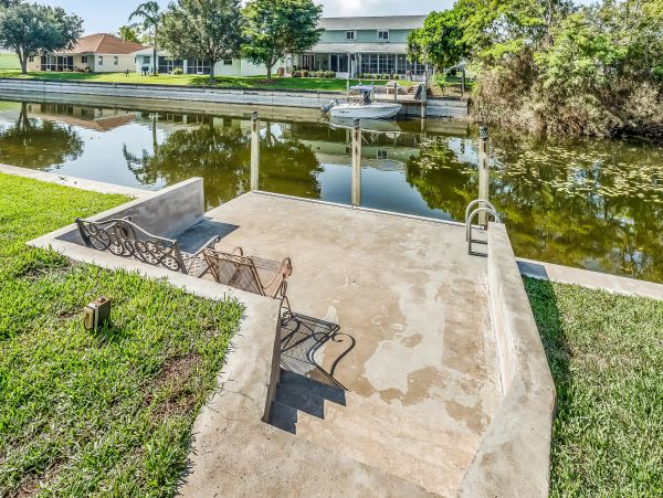 Canal front Pet friendly Drive to beach home in Cape Coral