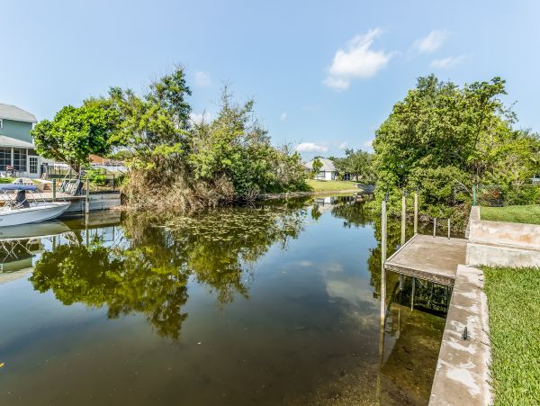 Canal front Pet friendly Drive to beach home in Cape Coral