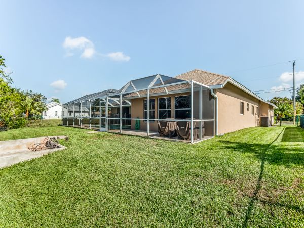Canal front Pet friendly Drive to beach home in Cape Coral