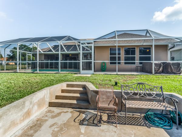 Canal front Pet friendly Drive to beach home in Cape Coral