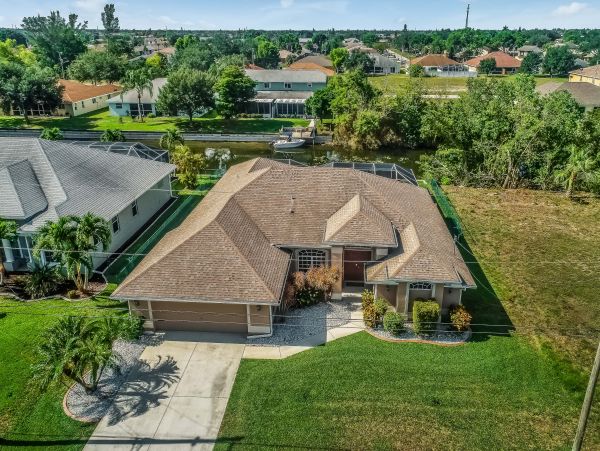 Canal front Pet friendly Drive to beach home in Cape Coral