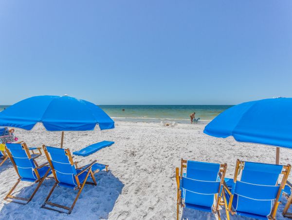 Beautiful Fort Myers Vacation Condo Located on Beach & Pool
