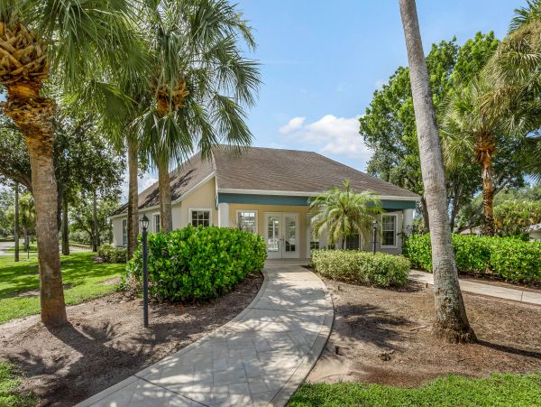 Bonita Springs Vacation Condo Sleeps 8 Guests Communal Pool