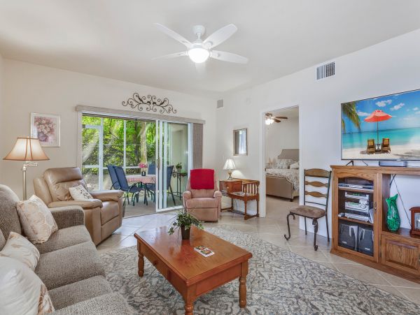 Bonita Springs Vacation Condo Sleeps 8 Guests Communal Pool