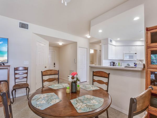 Bonita Springs Vacation Condo Sleeps 8 Guests Communal Pool