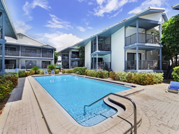 Holmes Beach Three Bedroom Vacation Condo On Beach