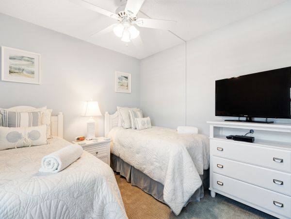 Holmes Beach Three Bedroom Vacation Condo On Beach