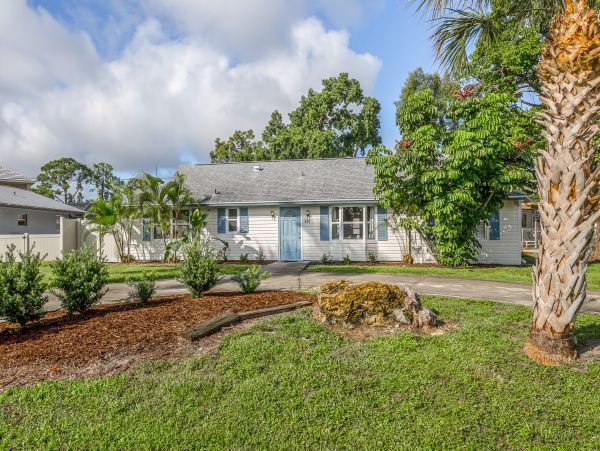 NAPLES 3 BEDROOM COTTAGE