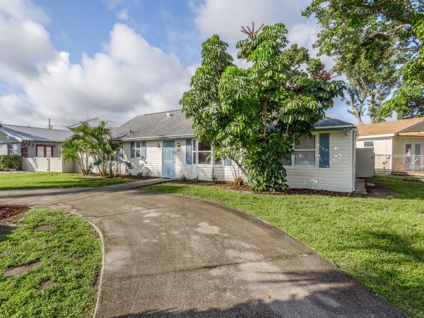 NAPLES 3 BEDROOM COTTAGE