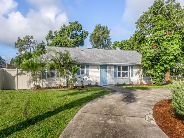 NAPLES 3 BEDROOM COTTAGE