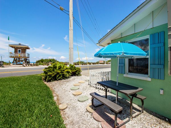 Adorable One Bedroom Cottage on Bradenton Beach Sleeps Four