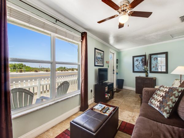 Adorable One Bedroom Cottage on Bradenton Beach Sleeps Four