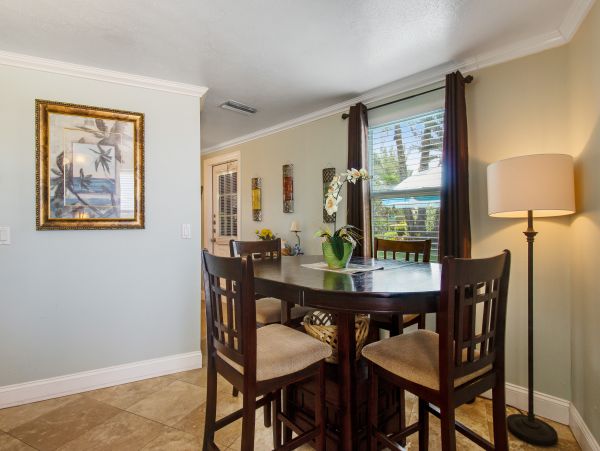 Adorable One Bedroom Cottage on Bradenton Beach Sleeps Four