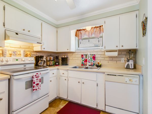 Adorable One Bedroom Cottage on Bradenton Beach Sleeps Four