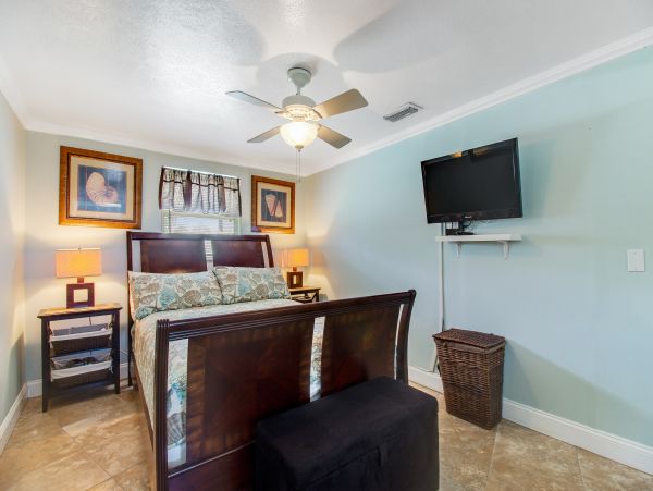 Adorable One Bedroom Cottage on Bradenton Beach Sleeps Four