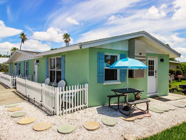 Adorable One Bedroom Cottage on Bradenton Beach Sleeps Four