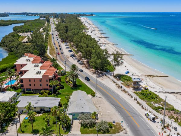 Adorable One Bedroom Cottage on Bradenton Beach Sleeps Four