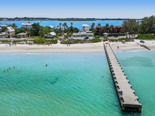 Adorable One Bedroom Cottage on Bradenton Beach Sleeps Four