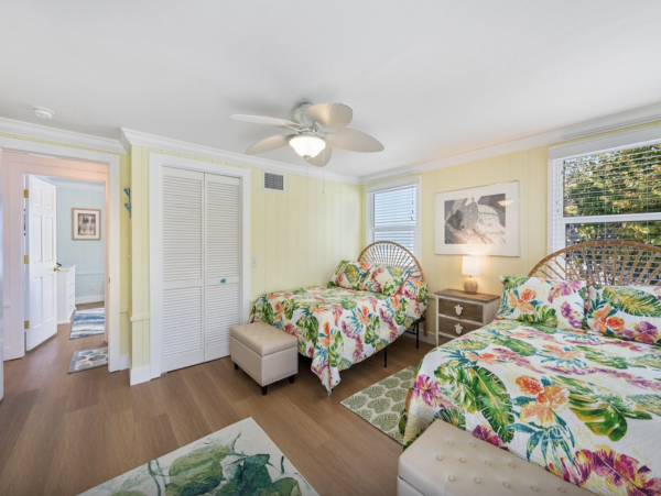 Anna Maria Island Beach House Four bedrooms with Pool