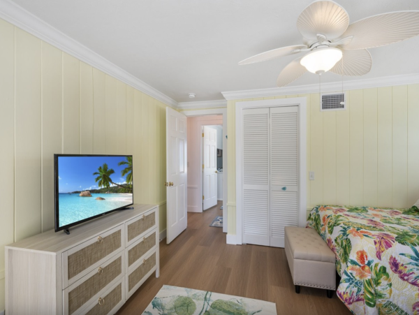 Anna Maria Island Beach House Four bedrooms with Pool