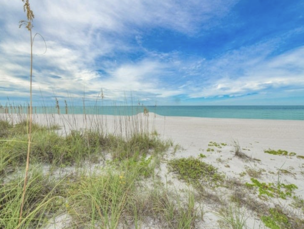 Anna Maria Island Beach House Four bedrooms with Pool