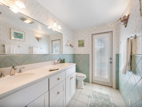 Anna Maria Island Beach House Four bedrooms with Pool