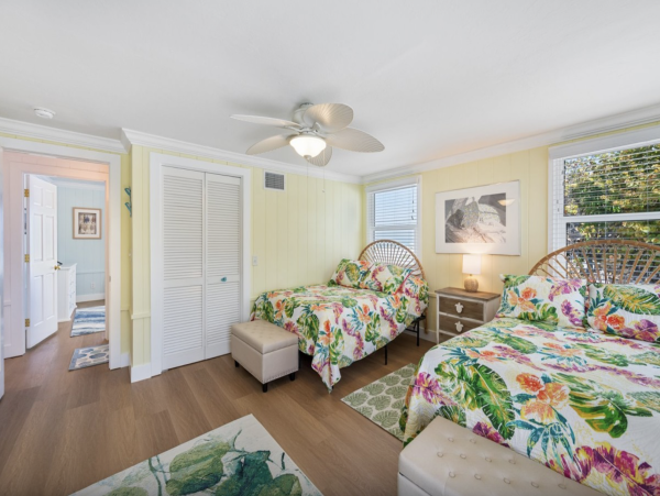 Anna Maria Island Beach House Four bedrooms with Pool