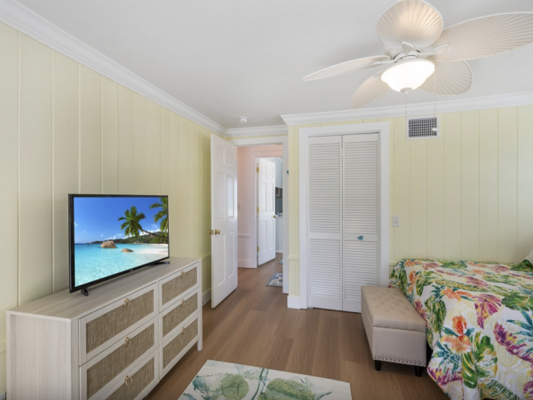 Anna Maria Island Beach House Four bedrooms with Pool
