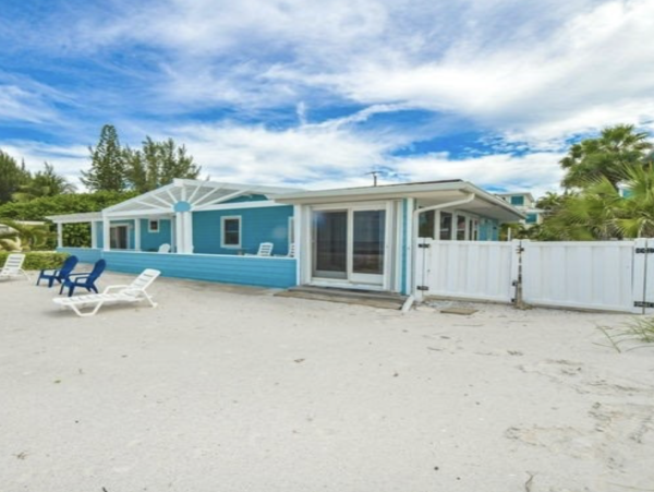 Anna Maria Island Beach House Four bedrooms with Pool