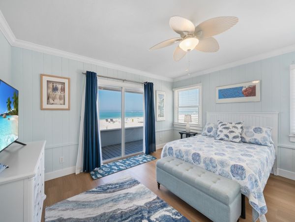 Anna Maria Island Beach House Four bedrooms with Pool