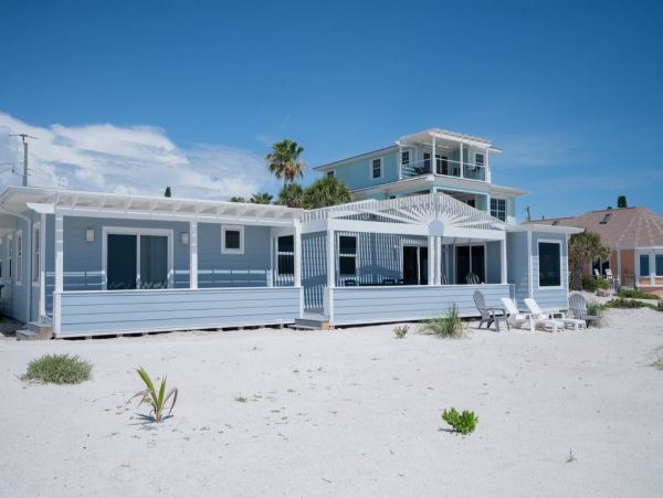 Anna Maria Island Beach House Four bedrooms with Pool