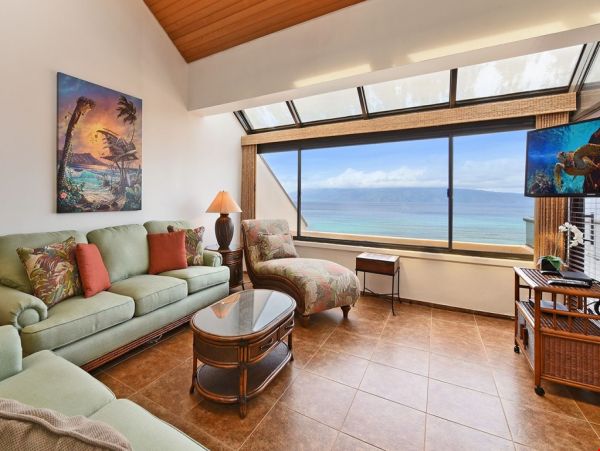 Beautiful Lahaina Oceanfront Penthouse with Amazing Views