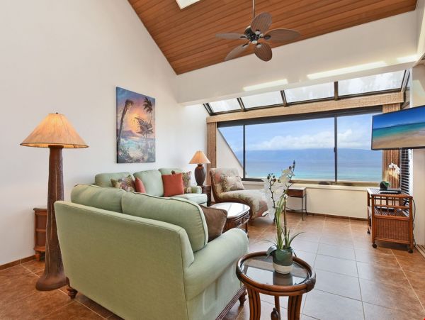 Beautiful Lahaina Oceanfront Penthouse with Amazing Views