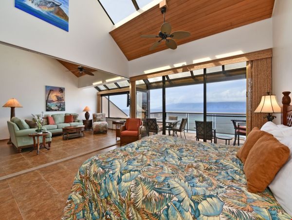 Beautiful Lahaina Oceanfront Penthouse with Amazing Views
