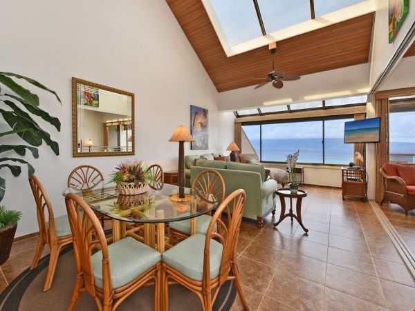 Beautiful Lahaina Oceanfront Penthouse with Amazing Views