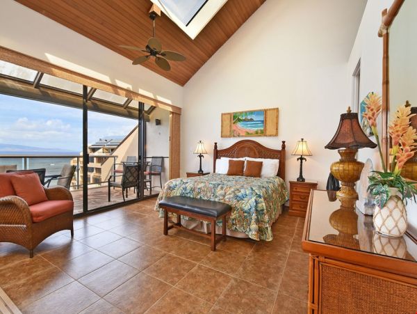 Beautiful Lahaina Oceanfront Penthouse with Amazing Views