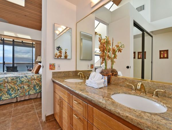 Beautiful Lahaina Oceanfront Penthouse with Amazing Views