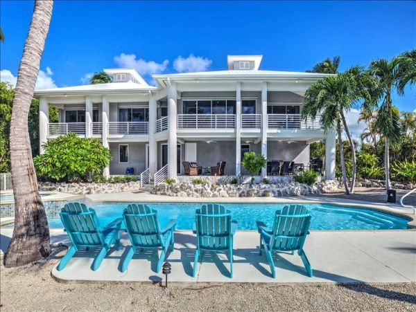 Five Bedroom Marathon Vacation Rental Pool & Spa