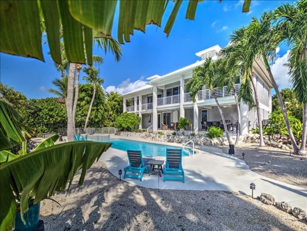 Five Bedroom Marathon Vacation Rental Pool & Spa